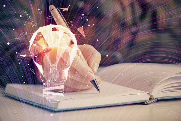 Glödlampshologram över händerna med anteckningar bakgrund. Begreppet idé. Dubbel exponering — Stockfoto