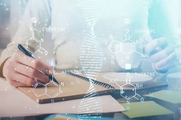Hologram s tématem DNA nad ženskýma rukama a psaním pozadí. Pojem vzdělání. Dvojitá expozice — Stock fotografie