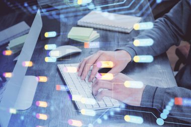 Bilgisayar geçmişi üzerinde çalışan bir adamla teknolojinin hologramına çifte maruz kalma. Büyük veri kavramı.