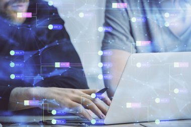 Veri temalı hologramın arka planda bilgisayar üzerinde çalışan bir adamla çoklu pozlandırılması. Yenilik kavramı.