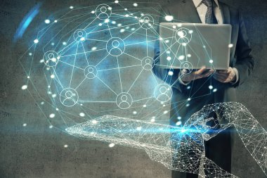Arka planda bilgisayarla çalışan bir adamın bulunduğu medya ağı temalı hologram. İnternet iletişimi kavramı. Çift pozlama.