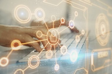 Arka planda bilgisayarla çalışan bir adamın bulunduğu medya ağı temalı hologram. İnternet iletişimi kavramı. Çift pozlama.