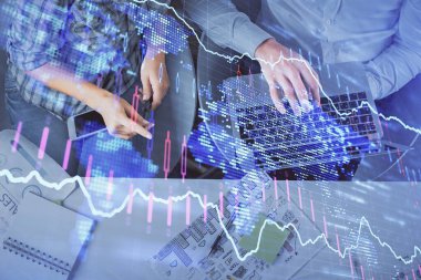 Kadın ve erkeğin birlikte çalıştığı çoklu pozlama ve grafik hologramı çizimi. Finansal analiz konsepti. Bilgisayar arkaplanı. Üst Görünüm.