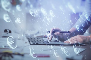 Bilgisayarda ve finansal grafik hologramında yazı yazan kadın ellerine çok maruz kalmış. Borsa analizi kavramı.