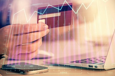 İnternetten alışveriş yapan kadının elinde kredi kartı ve mali grafik çizimi var. Borsa E-ticaret kavramı.