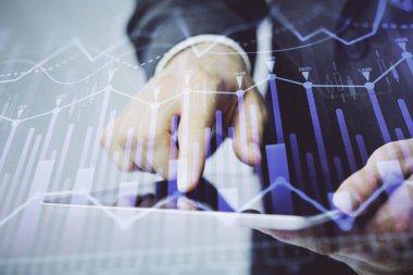 Bir adamın el ele tutuşup, telefon ve finansal çizim kullanırken birden fazla pozlama. Pazar analizi kavramı.