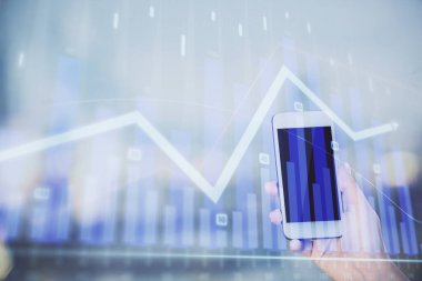 Ön x çizelgesine çift pozlama, hologram çizimi ve cep telefonu kullanan bir kadın. Borsa konsepti.