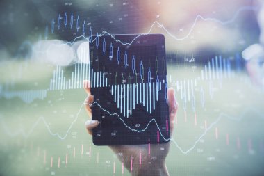 Ön x çizelgesine çift pozlama, hologram çizimi ve cep telefonu kullanan bir kadın. Finansal piyasa kavramı.