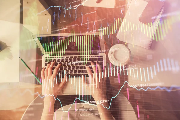 Doppia esposizione delle mani della donna che lavorano al disegno dell'ologramma del grafico del forex e del calcolatore. Vista dall'alto. Concetto di analisi finanziaria. — Foto Stock