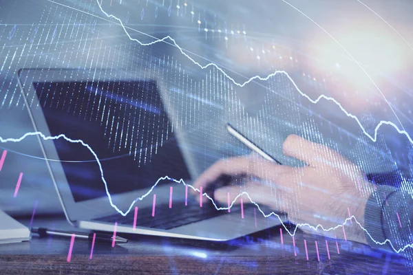 Doppelbelichtung von Menschenhänden, die ein digitales Gerät und eine Forex-Graphenzeichnung halten und verwenden. Finanzmarktkonzept. — Stockfoto