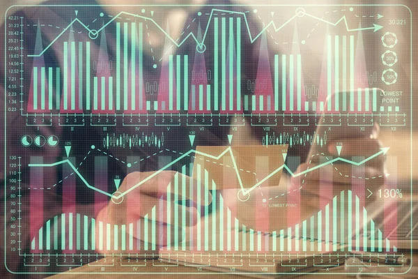 Bir adamın elini tutarken ve bir telefon ve finansal grafik çizimi kullanırken çift pozlama. Analiz kavramı. — Stok fotoğraf