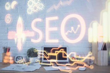 Bilgisayar ve seo çizim hologramı olan bir masanın çifte görüntüsü. Arama optimizasyon kavramı.