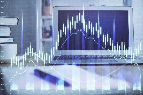 Holograma gráfico del mercado Forex y computadora personal en segundo plano. Exposición múltiple. Concepto de inversión. —  Fotos de Stock