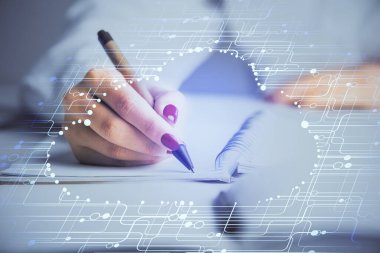 Arkaplana veri teknolojisi hologramıyla el yazıları yazan kadınların çoklu pozları. Yenilik kavramı.