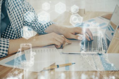 Teknoloji temalı hologramda arka planda çalışan bir adam var. Yüksek teknoloji konsepti. Çift pozlama.