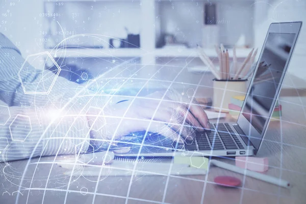 Arka planda bilgisayarla çalışan bir adamla dünya haritası hologramına çoklu maruz kalma. Dünya çapında ağ kavramı. — Stok fotoğraf