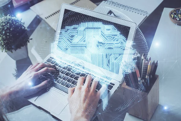 Geschäftsmann mit Computerhintergrund mit Hologramm zum Thema Gehirn. Konzept des Brainstormings. Mehrfachbelichtung. — Stockfoto