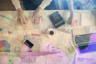 Birlikte çalışan kadın ve erkeğin çifte pozu ve finansal grafik hologramı çizimi. Pazar analizi konsepti. Bilgisayar arkaplanı. Üst Görünüm.