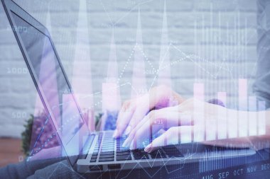 Bilgisayarda ve ön x grafik hologramında yazı yazan kadın ellerine çok maruz kalmış. Borsa analizi kavramı.