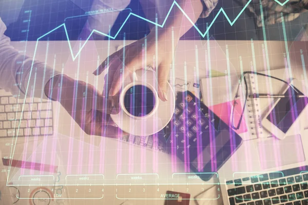Dupla expozíció a férfi és a nő együtt dolgozik, és a pénzügyi chart hologram rajz. piacelemzési koncepció. Számítógép háttér. Felülnézet. — Stock Fotó