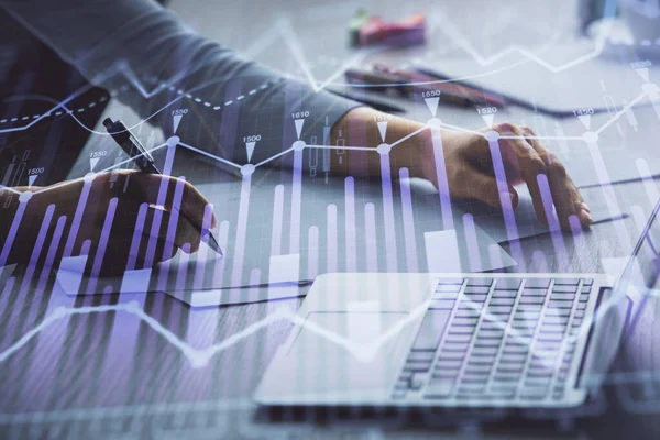 Doble exposición de las manos de la mujer de negocios escribiendo en la computadora y el dibujo del holograma gráfico de divisas. Concepto de análisis financiero. —  Fotos de Stock