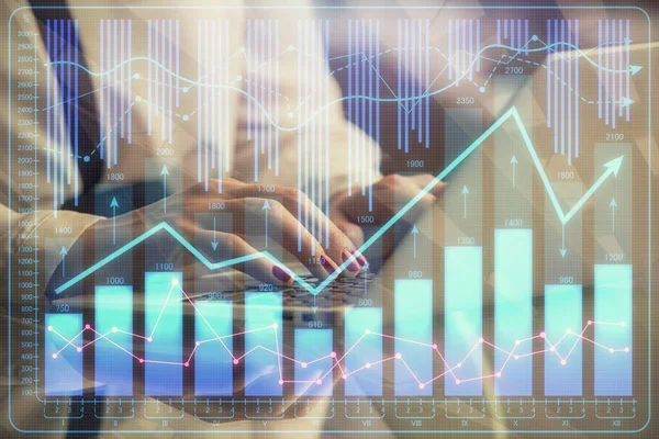 双双曝光的女商人手打字电脑和财务图形全息图.股票市场分析概念. — 图库照片
