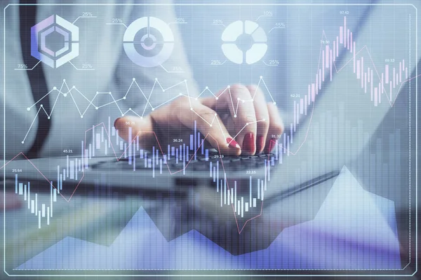 Dupla exposição de mãos de empresária digitando no computador e gráfico gráfico financeiro desenho holograma. Conceito de análise do mercado bolsista. — Fotografia de Stock