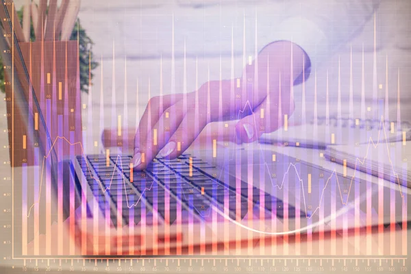 Πολλαπλή έκθεση των χεριών των γυναικών δακτυλογράφηση στον υπολογιστή και forex διάγραμμα ολόγραμμα σχέδιο. Έννοια ανάλυσης χρηματιστηρίου. — Φωτογραφία Αρχείου