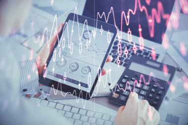 Erkeklerin el ele tutuşup dijital bir cihaz ve ön grafik çizimi kullanırken çift pozlama. Finansal piyasa kavramı.