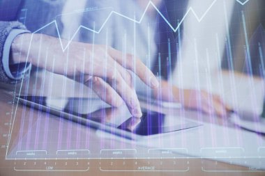 Önx grafik çizimine çifte maruz kalma ve kadın ve erkeğin birlikte çalışarak mobil bir cihaz kullanması. Ticaret konsepti.