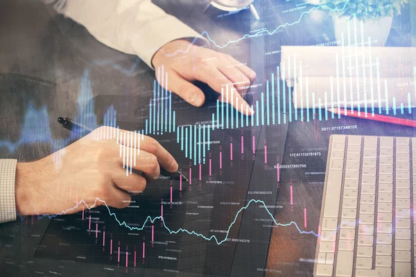 Doble exposición de las manos del hombre sosteniendo y utilizando un dibujo de teléfono y gráfico financiero. Concepto de análisis . — Foto de Stock