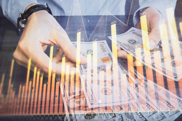 Finansal grafiğe çoklu pozlama hologram, Amerikan dolarları ve insan eli. Analiz kavramı.