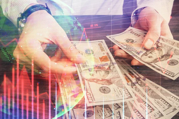 Finansal grafiğe çoklu pozlama hologram, Amerikan dolarları ve insan eli. Analiz kavramı.