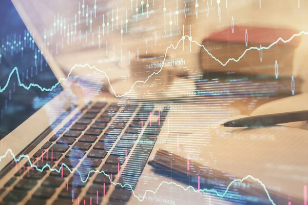 Doppia esposizione di disegno grafico finanziario e desktop con caffè e oggetti su sfondo tavolo. Concetto di trading di mercato forex — Foto Stock