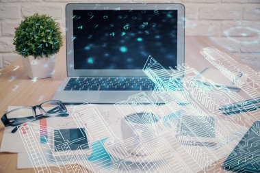 Ofisteki masaüstü bilgisayar geçmişi ve büyük kasaba binaları hologram çizimi. Çifte maruziyet. Akıllı şehir konsepti.