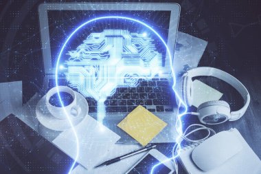 Masaüstü bilgisayarı ve insan beyni hologram çiziyor. Ai kavramı.