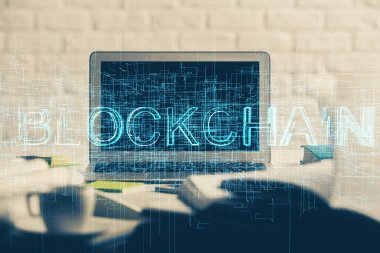 Engelleme zincirine ve kripto ekonomi temalı holograma ve bilgisayar arkaplanlı masaya çoklu maruz kalma. Bitcoin kripto para kavramı.