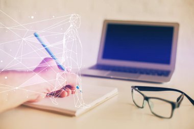Yaratıcı başlangıç konsepti hologramı insan eliyle çift pozlama.
