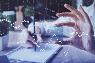 Veri çözeltisi hologramı ile arka plan üzerine yazılan ellere çoklu maruz kalma. Teknoloji konsepti.