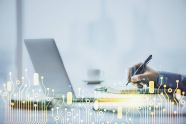 Teknoloji temalı hologramı olan bilgisayar geçmişi olan bir iş adamı. Yüksek teknoloji kavramı. Çoklu pozlama.