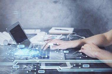Teknoloji temalı hologramı olan bilgisayar geçmişi olan bir iş adamı. Yüksek teknoloji kavramı. Çoklu pozlama.