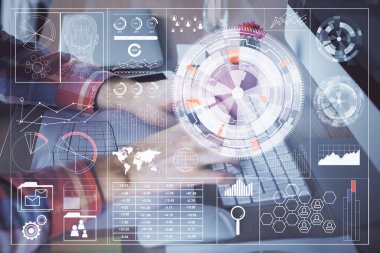 Teknoloji temalı hologramı olan bilgisayar geçmişi olan bir iş adamı. Büyük veri kavramı. Çift pozlama.