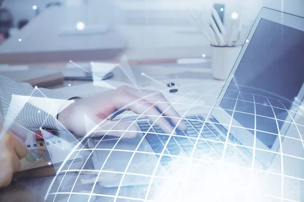 Arka planda bilgisayarla çalışan bir adamla dünya haritası hologramına çoklu maruz kalma. Dünya çapında ağ kavramı.