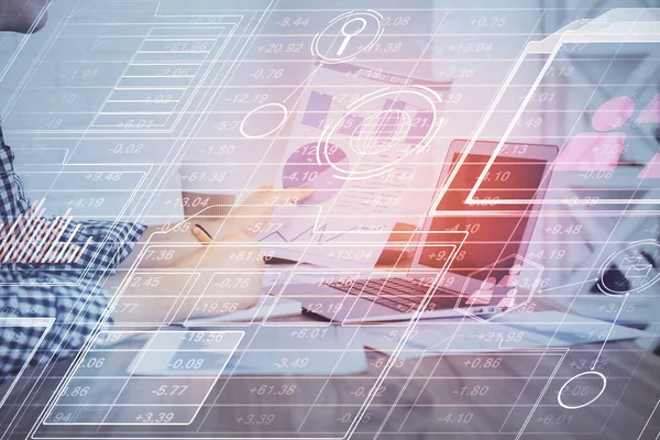 Teknoloji temalı çizimlerle çalışan bir adam. Büyük veri kavramı. Çoklu pozlama.