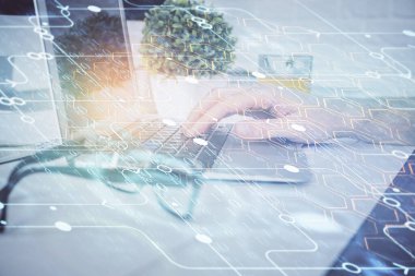 Bilgisayar geçmişi üzerinde çalışan bir adamla çok sayıda teknolojik çizime maruz kalmış. Yenilik kavramı.