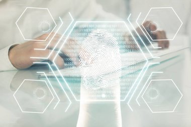 Arka planda bilgisayar üzerinde çalışan iş adamı ile parmak izi hologramı. Güvenlik kavramı. Çift pozlama.