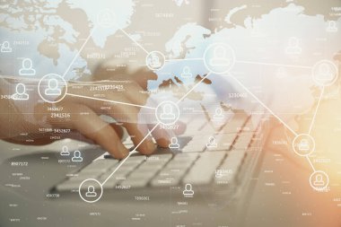 Arka planda bilgisayarla çalışan bir adamın bulunduğu medya ağı temalı hologram. İnternet iletişimi kavramı. Çift pozlama.