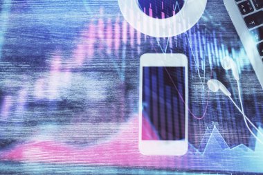 Masaüstünde telefonlu ön x grafik hologramına çift pozlama. Üst Manzara. Mobil ticaret platformu kavramı.