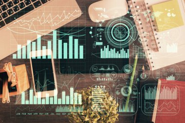 Masaüstünde telefonlu ön x grafik hologramına çift pozlama. Üst Manzara. Mobil ticaret platformu kavramı.