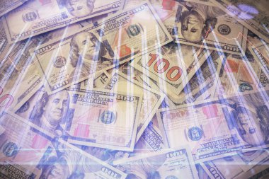 Forx grafiğinin çok sayıda görüntüsü bize dolar banknotları arka planında görünüyor. Finansal başarı piyasası kavramı.